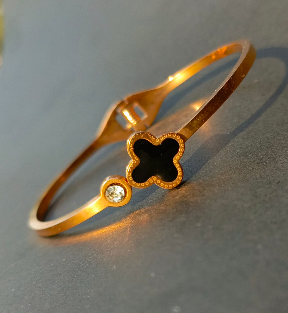 Stainless steel clover bracelet