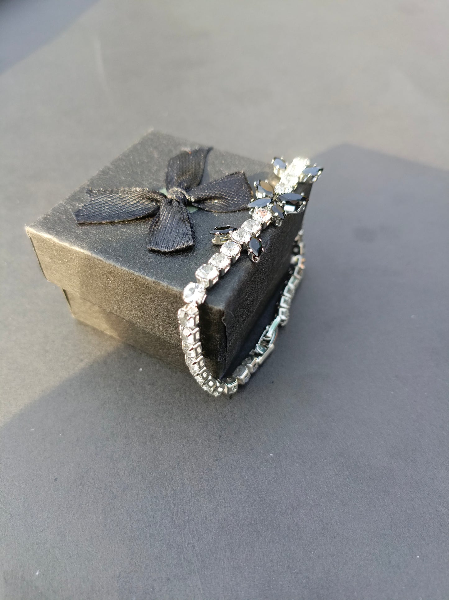 Bracelet White+black stone