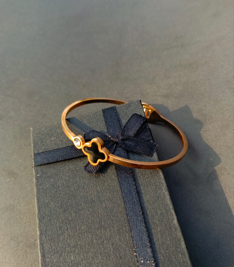 Stainless steel clover bracelet