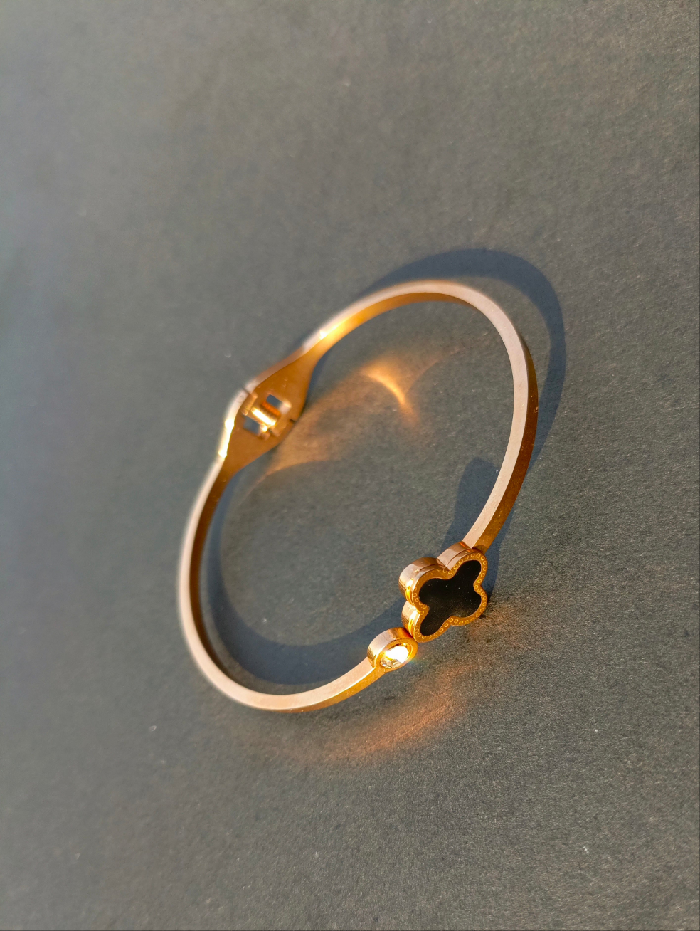 Stainless steel clover bracelet