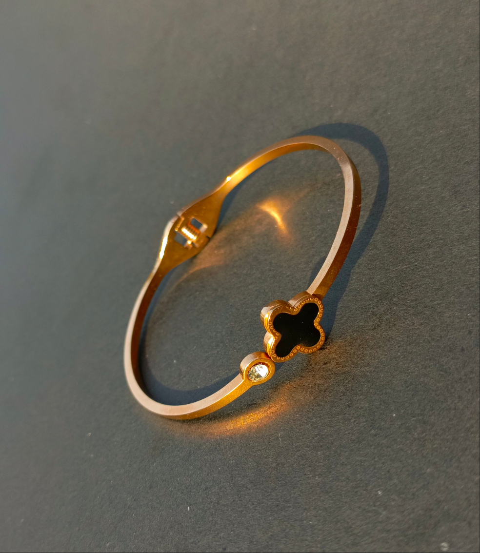 Stainless steel clover bracelet