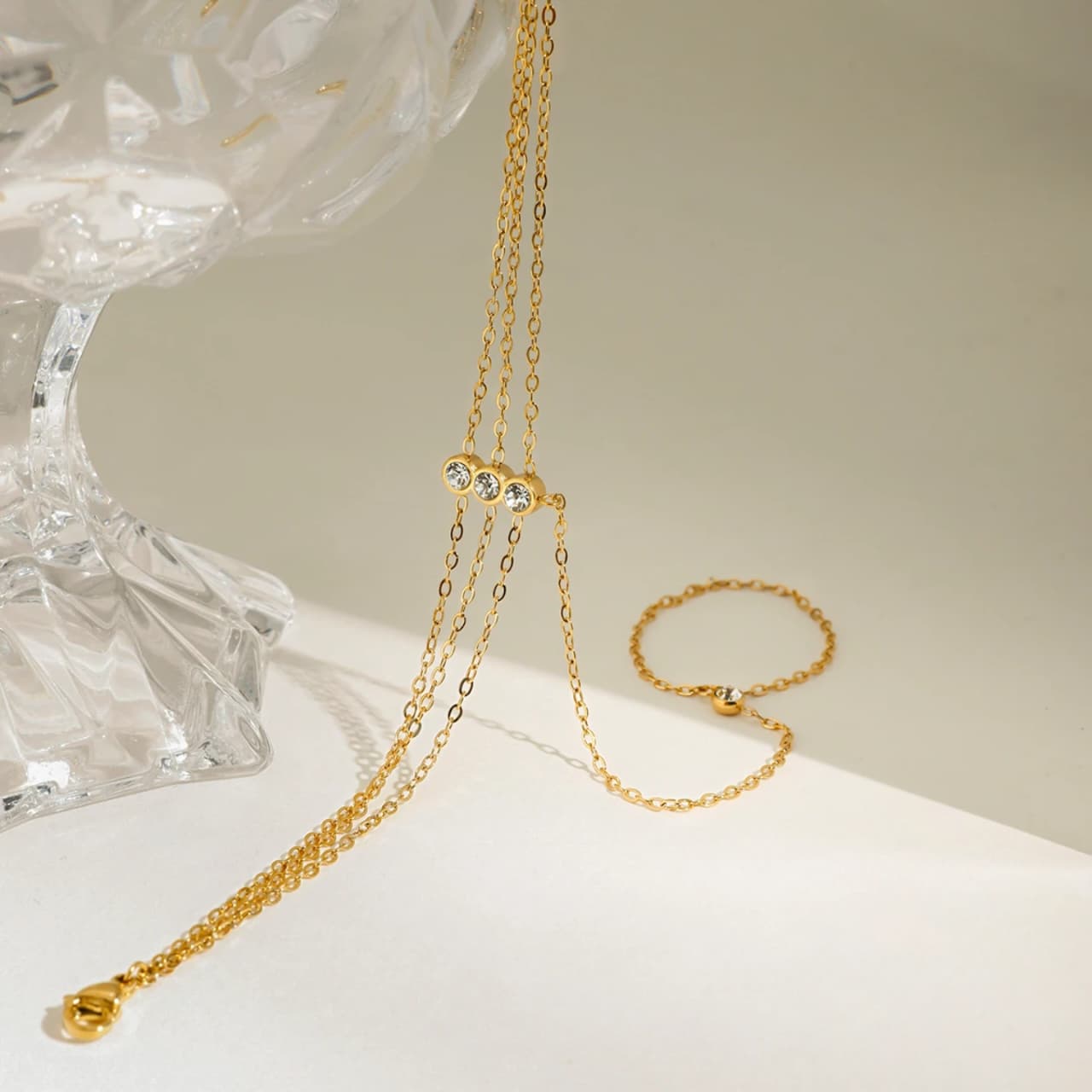 Anja Belloria hand chain