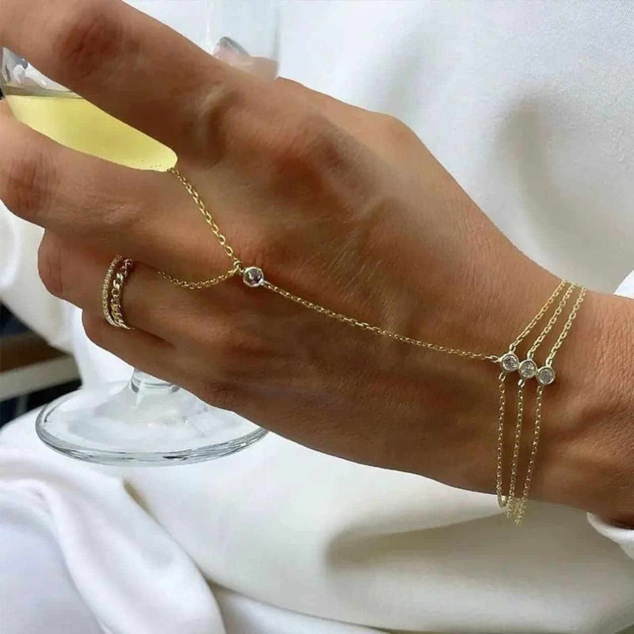 Anja Belloria hand chain